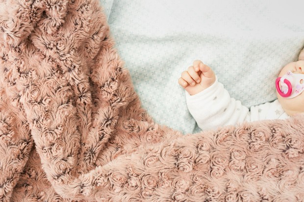 cute baby sleeping bed / freepik.com selimut bayi