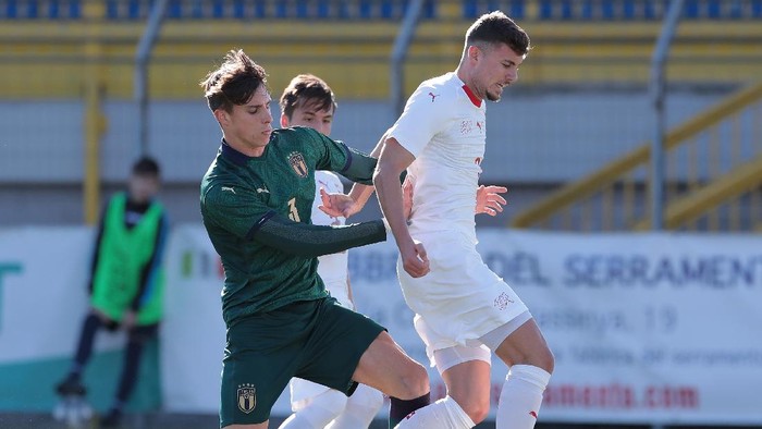 LECCO, ITALY - FEBRUARY 12:  Riccardo Calafiori of Italy competes for the ball with Darian Males of Switzerland during the International Friendly match between Italy U19 and Switzerland U19 on February 12, 2020 in Lecco, Italy.  (Photo by Emilio Andreoli/Getty Images)
