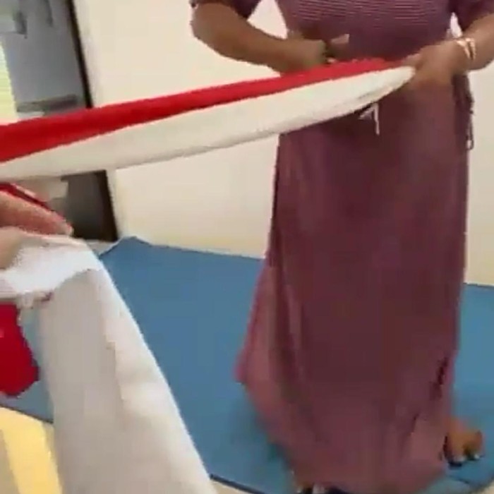 Emak-emak di Sumedang gunting bendera merah putih