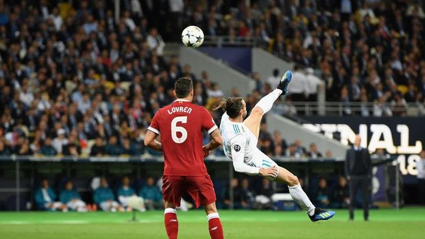 KIEV, UKRAINE - MAY 26:   Gareth Bale of Real Madrid celebrates scoring his side's second goal during the UEFA Champions League Final between Real Madrid and Liverpool at NSC Olimpiyskiy Stadium on May 26, 2018 in Kiev, Ukraine. (Photo by Michael Regan/Getty Images)