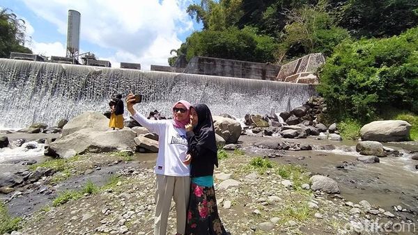 Foto: Aliran Air Grojogan Kapuhan yang Tetap Mengalir Meski Kemarau