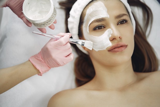 Gunakan Chemical Peel/freepik.com Salah satu cara mudah dan efektif untuk mengikis lapisan atas kulit dengan cepat adalah dengan chemical peel.