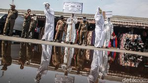 Hiii...Pocong Blusukan ke Pasar Kampanye Bahaya COVID-19