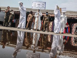 Hiii...Pocong Blusukan ke Pasar Kampanye Bahaya COVID-19