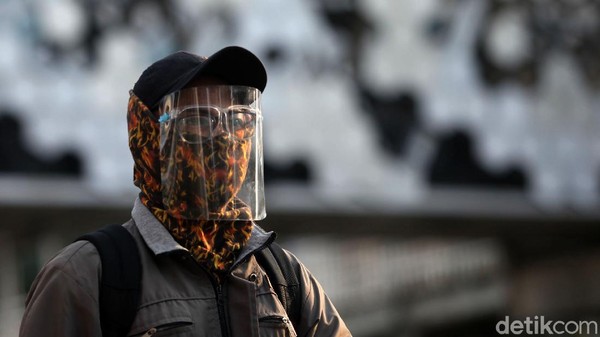 Masker scuba dan buff kini tak disarankan untuk digunakan para pengguna KRL. Apa sih alasan kedua masker ini tak lagi diperkenankan untuk dipakai di KRL?