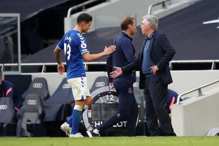LONDON, ENGLAND - SEPTEMBER 13: Carlo Ancelotti, Manager of Everton speaks to James Rodriguez of Everton after he is subbed during the Premier League match between Tottenham Hotspur and Everton at Tottenham Hotspur Stadium on September 13, 2020 in London, England. (Photo by Alex Pantling/Getty Images)
