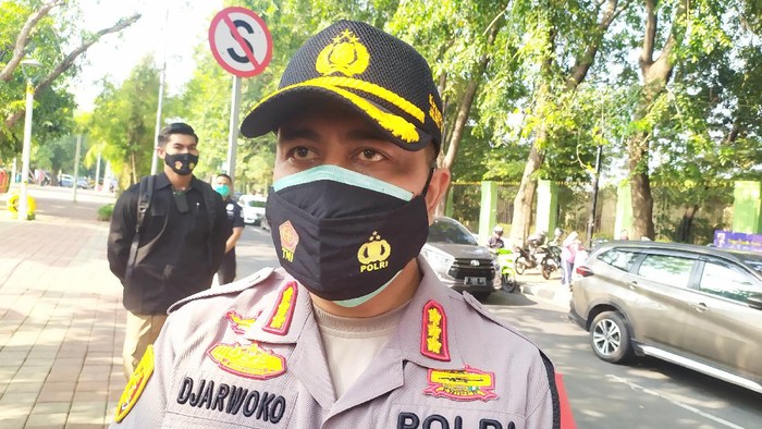 Kalau kita paham penggunaan masker diwajibkan kepada seluruh masyarakat yang keluar dari rumah, bukan keluar dari dalam mobil," begitu tutur Kapolres Jakarta Utara Kombes Sudjarkwoko pada para wartawan.