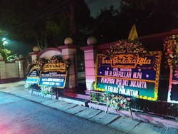 Kediaman Sekda DKI Jakarta Dipenuhi Karangan Bunga