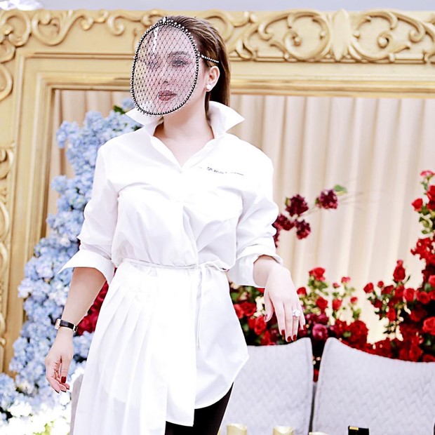 Masker Syahrini/instagram.com/princessyahrini/ Gaya mewah Syahrini menggunakan masker dan face shield