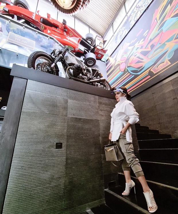 Masker Syahrini/instagram.com/princessyahrini/ Gaya mewah Syahrini menggunakan masker dan face shield