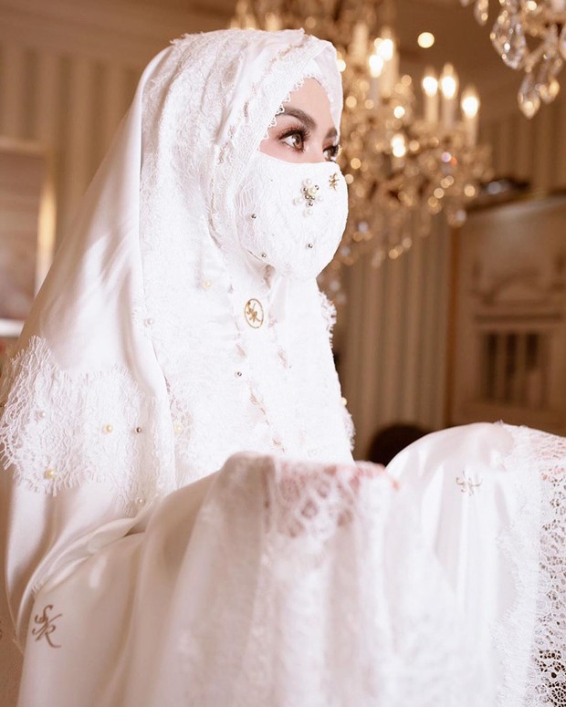 Masker Syahrini/instagram.com/princessyahrini/ Gaya mewah Syahrini menggunakan masker dan face shield