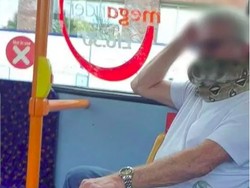 Ekstrem Banget, Pria Ini Pakai Masker Penutup Wajah dari Ular Sungguhan