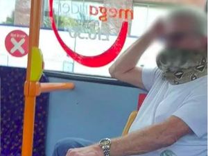 Ekstrem Banget, Pria Ini Pakai Masker Penutup Wajah dari Ular Sungguhan Ekstrem Banget, Pria Ini Pakai Masker Penutup Wajah dari Ular Sungguhan