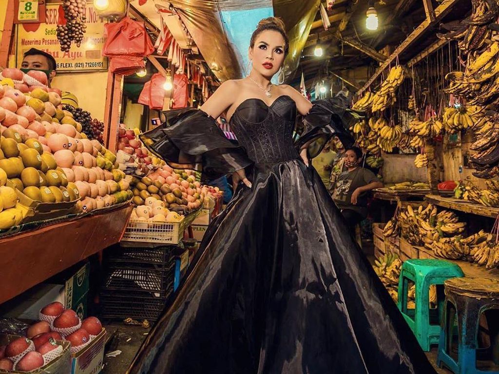 Foto: Melaney Ricardo Pemotretan di Pasar Glodok, Pakai Look Rp 1 Miliar Foto: Melaney Ricardo Pemotretan di Pasar Glodok, Pakai Look Rp 1 Miliar