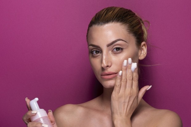 Meningkatkan Kelembaban/freepik.com hemp oil juga memiliki manfaat sebagai pelembab terutama bagi kamu yang memiliki kulit berminyak dan berjerawat.