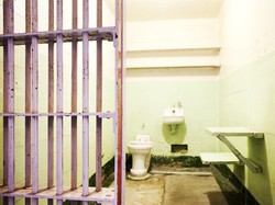 Minuman Wine Satu Ini Dibuat di Dalam Toilet Penjara yang Kotor