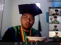 5 Momen Kocak Wisuda Online yang Tertangkap Kamera