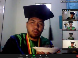 5 Momen Kocak Wisuda Online yang Tertangkap Kamera 5 Momen Kocak Wisuda Online yang Tertangkap Kamera