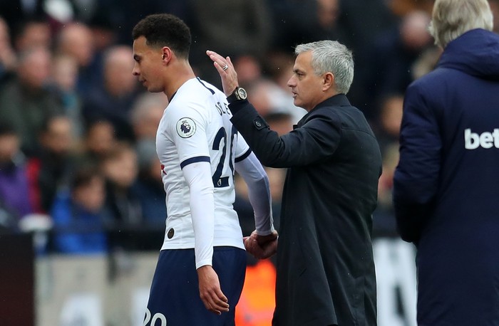 LONDON, ENGLAND - NOVEMBER 23: Jose Mourinho, Manager of Tottenham Hotspur embraces Dele Alli of Tottenham Hotspur during the Premier League match between West Ham United and Tottenham Hotspur at London Stadium on November 23, 2019 in London, United Kingdom. (Photo by Catherine Ivill/Getty Images)