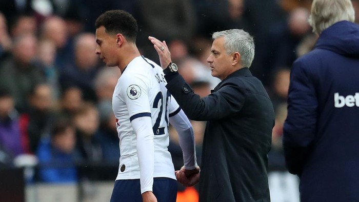 LONDON, ENGLAND - NOVEMBER 23: Jose Mourinho, Manager of Tottenham Hotspur embraces Dele Alli of Tottenham Hotspur during the Premier League match between West Ham United and Tottenham Hotspur at London Stadium on November 23, 2019 in London, United Kingdom. (Photo by Catherine Ivill/Getty Images)