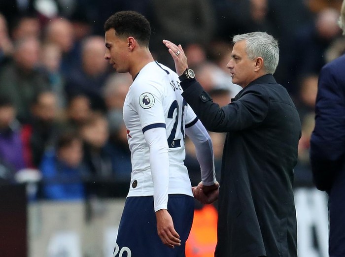 LONDON, ENGLAND - NOVEMBER 23: Jose Mourinho, Manager of Tottenham Hotspur embraces Dele Alli of Tottenham Hotspur during the Premier League match between West Ham United and Tottenham Hotspur at London Stadium on November 23, 2019 in London, United Kingdom. (Photo by Catherine Ivill/Getty Images)