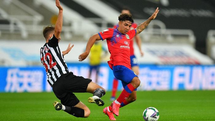 newcastle united blackburn rovers piala liga inggris 2020/2021 carabao cup NEWCASTLE UPON TYNE, ENGLAND - SEPTEMBER 15: Dan Barlaser of Newcastle United and Tyrhys Dolan of Blackburn Rovers battle for the ball during the Carabao Cup Second Round match between Newcastle United and Blackburn Rovers at St. James Park on September 15, 2020 in Newcastle upon Tyne, England. (Photo by Paul Ellis - Pool/Getty Images)