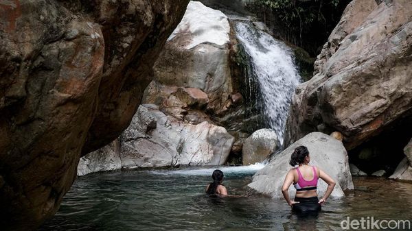 Ngadem di Curug Barong Tak Jauh dari Jakarta Lho