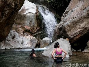 Ngadem di Curug Barong Tak Jauh dari Jakarta Lho