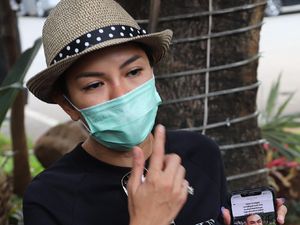IG-nya Hilang, Nikita Mirzani Malah Bagi-bagi Gelang Hermes IG-nya Hilang, Nikita Mirzani Malah Bagi-bagi Gelang Hermes