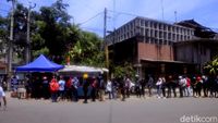 Potret Antrean Mengular di Warung Odading Mang Sholeh