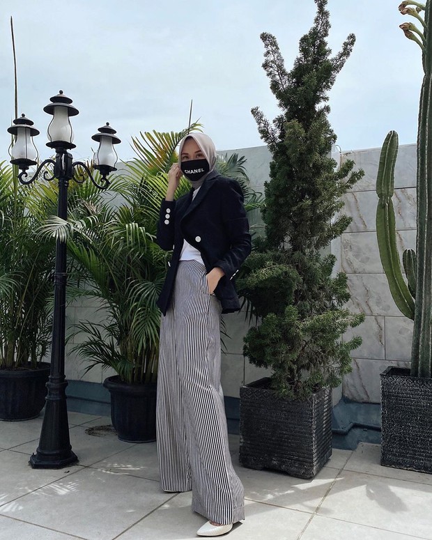 OOTD ke kantor dengan celana dan hijab/Instagram @dssaaksss