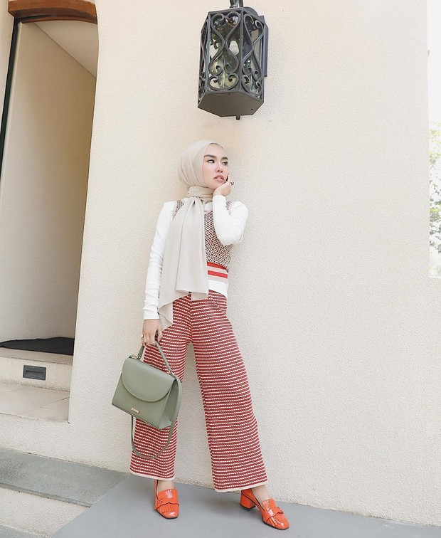 OOTD ke kantor dengan celana dan hijab/Instagram @medinazein