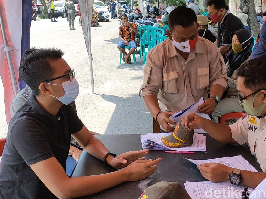 Manajer Persik Terjaring Operasi Yustisi Gegara Tak Pakai Masker, KTP Disita Manajer Persik Terjaring Operasi Yustisi Gegara Tak Pakai Masker, KTP Disita