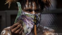 Pakai Baju Adat, Warga Papua Lunasi Tagihan Veronica Koman