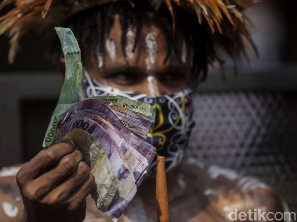 Pakai Baju Adat, Warga Papua Lunasi Tagihan Veronica Koman