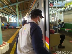 Pengguna KRL di Stasiun Juanda Masih Gunakan Masker Scuba-Buff