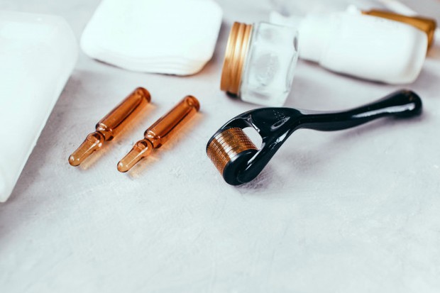 Perawatan Micro-Needling/freepik.com micro-needling merupakan treatment yang menggunakan jarum-jarum kecil untuk membuat tusukan kecil di kulit dengan alat khusus