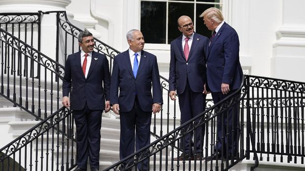 President Donald Trump, right, speaks with United Arab Emirates Foreign Minister Abdullah bin Zayed al-Nahyan, Israeli Prime Minister Benjamin Netanyahu and Bahrain Foreign Minister Khalid bin Ahmed Al Khalifa, during the Abraham Accords signing ceremony on the South Lawn of the White House, Tuesday, Sept. 15, 2020, in Washington. (AP Photo/Alex Brandon)