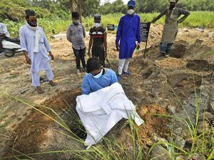 Potret Pilu Pria India Makamkan Putranya yang Tewas Akibat COVID-19