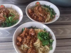 S3 Marketing! Warung Mie Ayam Ini Curhat Kehilangan Uang untuk Tarik Pelanggan