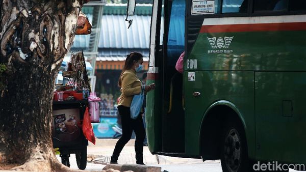 PSBB, Terminal Bayangan Pasar Rebo Sepi Penumpang