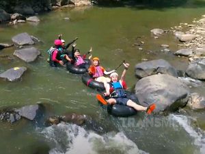 Celebrity on Vacation: Cobain River Tubing di Ciwidey
