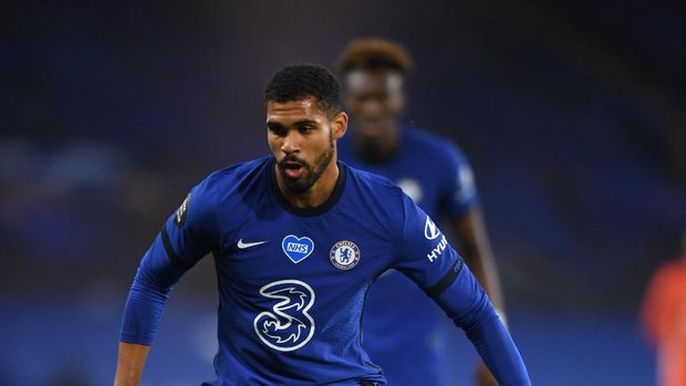 LONDON, ENGLAND - JULY 04: Ruben Loftus-Cheek of Chelsea runs with the ball during the Premier League match between Chelsea FC and Watford FC at Stamford Bridge on July 04, 2020 in London, England. Football Stadiums around Europe remain empty due to the Coronavirus Pandemic as Government social distancing laws prohibit fans inside venues resulting in all fixtures being played behind closed doors. (Photo by Mike Hewitt/Getty Images)