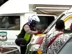 Alamak! Sopir Angkot di Siantar Lawan-Tabrak Polantas yang Urai Kemacetan