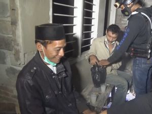 Polisi Temukan Warga Tak Bermasker-Pesta Miras saat Operasi di Makassar Polisi Temukan Warga Tak Bermasker-Pesta Miras saat Operasi di Makassar