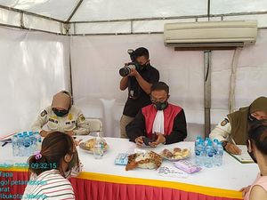 Tak Pakai Masker, 19 Warga di Jakbar Dihukum Menyapu-Denda Rp 250 Ribu