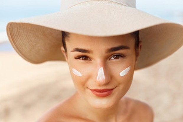 Sunscreen/ Sumber: Freepik.com hli kulit merekomendasikan SPF 30 atau lebih tinggi jika kamu akan menghabiskan waktu lama di luar ruangan. Pastikan tabir surya yang kamu pilih juga menawarkan 'spektrum luas' pada label, yang artinya melindungi dari sinar UVA dan UVB.
