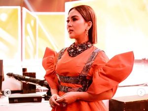 5 Gaya Syahrini Pakai Gaun Mahal Tapi Baunya Menyengat 5 Gaya Syahrini Pakai Gaun Mahal Tapi Baunya Menyengat