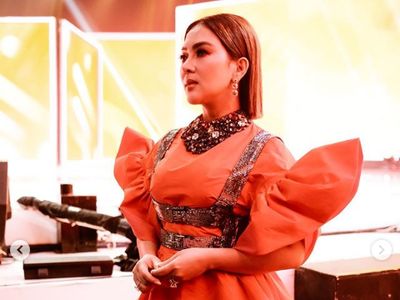 5 Gaya Syahrini Pakai Gaun Mahal Tapi Baunya Menyengat
