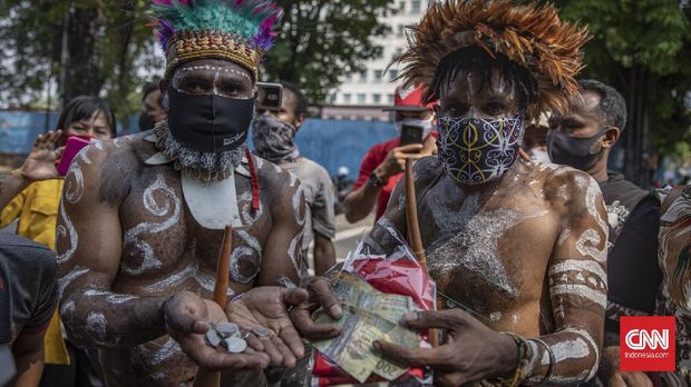 The symbolic action for the handover of the scholarship from the Education Fund Management Institution (LPDP) of the Ministry of Finance that human rights activist Veronica Koman received was carried out by the Papua People's Solidarity Team at the office of LPDP, Jakarta, Wednesday September 16, 2020. CNN Indonesia / Bisma Septalisma